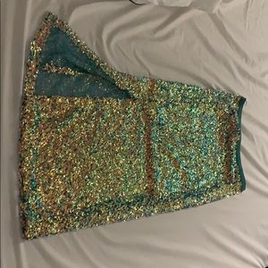 Green shinning skirt